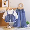 Conjunto de otoño de moda para niñas, elegante modelo nuevo 2026, conjunto de tres piezas de mezclilla con tirantes y manga larga para bebé, ropa infantil moderna