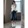 Calça jeans texturizada de cintura alta, confortável, estilosa, para corpo tipo pera, com design único, acabamento lavado e corte cropped de perna larga que cobre o quadril.