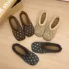 Sandálias de encaixe com poá estilo francês para mulheres, adequadas para uso ao ar livre, coleção outono/inverno 2026, apresentando um design macio e felpudo de meia-chinelo com sola macia, semelhantes às sandálias Birkenstock ou Mule