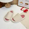 Pantuflas mullidas de cuadros de moda para mujer, nueva colección otoño/invierno 2026, pantuflas de interior para el hogar con suelas antideslizantes, suaves y cálidas, pantuflas de algodón de una tira