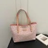Bolso tote de hombro casual para mujer, simple, con estampado 2026, de gran capacidad, con colgante, para ir al trabajo y ir de compras, con un estilo fresco, moderno y relajado