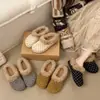 Chinelos fofos de bolinhas retrô para mulheres, novo estilo outono/inverno 2026, forrados com fleece, quentes, impermeáveis, com sola grossa, para usar ao ar livre, chinelos de algodão preguiçosos