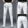 Jeans blancos estampados de alta gama italianos para hombre, pantalones casuales finos de corte slim para el verano 2026, marca de moda europea