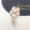 Recomendado en Douyin Kuaishou Abrigo Suéter Imprescindible Exquisita Concha Tallada Incrustada Broche Pin Corsage de Perla de Agua Dulce