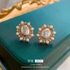 Pendientes de perla geométrica con flor de diamante y aguja de plata incrustada, elegantes, retro, de lujo, de estilo francés, versátiles y de alta gama para mujer.