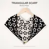 Bufanda Triangular de Punto a Cuadros Blanco y Negro Nueva para Otoño e Invierno con Hebilla Magnética, Bola Dorada Pequeña, Chal Protector de Cuello de Alta Gama