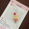 Chaveiro Picolé de Sorvete de Morango com Chocolate Simulado Pingente Criativo Divertido Pingente para Mochila de Estudante Presente para Namoradas