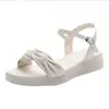Sandálias de salto baixo femininas 2024 verão novo sapatos de praia estudantes femininas casuais sola macia casual confortável sapatos femininos atacado
