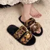 Deslumbrantes pantufas de pelúcia abertas com estampa de leopardo, pantufas de algodão de uma tira outono e inverno 2026, pantufas femininas de pelo com estampa de leopardo marrom