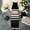 Vestido de punto de seda helada a rayas estilo Hong Kong vintage con cuello halter y hombros descubiertos, vestido largo dulce y picante hasta la rodilla