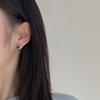 Pendientes retro franceses de alta gama, pequeños pendientes con forma de anillo de viento fragante, pendientes con textura de nicho dorado, pendientes de temperamento, venta al por mayor