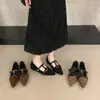 Sapatos Mary Jane com estampa de leopardo estilo retrô para mulheres, que aumentam a altura, novo modelo outono 2026, adequados para combinar com saias, sapatos de salto único elegantes estilo coreano