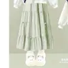 Conjunto de duas peças estilo preppy para meninas para o início do outono: moletom estiloso com gola Peter Pan, laço e saia branca em camadas