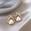 Versão coreana estilo TikTok de brincos de pérola populares para mulheres, luxo leve com sensação de alta qualidade, brincos versáteis de nicho, acessórios de orelha elegantes e modernos