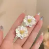 Elegantes pendientes de camelia, pendientes de lujo ligero de nicho para mujer, nuevo estilo 2025, accesorios para orejas con estilo, pendientes de estilo festivo