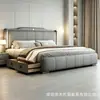 Quarto principal de luxo leve em estilo italiano, cama de casal, cama estofada na cor creme, cama de couro minimalista moderna, cama com baú a ar, cama de casamento