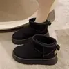Botas de neve femininas forradas com fleece para uso externo, com sola grossa, novo modelo de inverno 2026, botas curtas integradas de couro e pelo, sapatos de algodão espessados e antiderrapantes