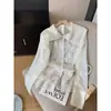 Camisa Blanca de Solapa Grande para Mujer Primavera y Otoño Bordado a Mano con Apliques Holgada Versátil Camisa 88469