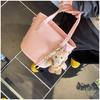 Moda al por mayor transfronteriza 2025 Nuevo Bolso de mano con colgante lindo versátil texturizado de moda para mujer Bolso cruzado tipo cubo