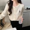 Cardigan Suéter Curto Versátil de Outono e Inverno com Bordado de Urso, Elegante e Simples