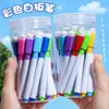 Marcadores Blancos Coloridos Borrables y Escribibles en un Contenedor de Gran Capacidad, Mini Plumas de Pizarra Pequeñas No Tóxicas a Base de Agua para Niños y Maestros