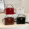 Bolso de Mano y Bolso Cruzado Cuadrado Pequeño Nuevo, Elegante y Minimalista de Gran Capacidad con Diseño de Piedra y Letras 2026 para Mujer