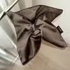 Lenço Quadrado de Cetim Sedoso Estilo Coreano Feito Sob Medida para Prender o Cabelo, com Toque de Luxo, Elegante Faixa de Cabelo para Coques com Acabamento Brilhante