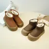 Sapatos casuais da moda e versáteis para meninas, nova coleção outono/inverno 2026, botas de neve quentes com sola macia e forro de lã para crianças, sapatos de algodão para bebês