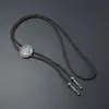 Gravata de Bolo de Metal Europeia Retrô Esculpida com Corda de Couro Trançada Estilo Cowboy Ocidental Gravata Borboleta Acessório de Gola Unissex