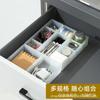 Caja de almacenamiento de múltiples compartimentos de estilo japonés en cajón de escritorio transparente que se puede combinar con una caja organizadora de almacenamiento separada y una caja de herramientas de maquillaje.