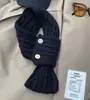 Venta de liquidación de bufandas con 40% de descuento en un puesto, bufandas largas y cortas de hilo de felpa tejido cálido para otoño e invierno en oferta