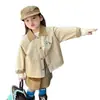 Conjunto de Duas Peças Tendência 2026 para Meninas de Início de Outono: Trench Coat Super Fofo e Estiloso com Estampa de Pinguim e Gola Dobrada e Saia Curta Casual Estilo Coreano