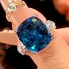 2026 Nuevo Modelo Zhuang Shengsheng Joyería Base de Cobre Chapado en Oro Corindón Simulado Verde Para Cuadrado Anillo de Lujo Ligero para Mujeres 14*16