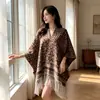 Nuevo chal grande cálido de color sólido para mujer, versátil, con borlas gruesas, otoño e invierno, capa jacquard simple de alta gama y grosor