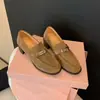 Mocassins versáteis para mulheres, salto grosso, novo estilo 2026, sem cadarço, fivela Kelly, sapatos pequenos de couro amassado, fivela de metal, sapatos de salto baixo