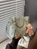 Bolsa de Ombro Única com Relevo Retrô Feminina 2024 Nova Primavera Elegante Bolsa de Ombro Único com Corrente Bolsa Transversal Simples e Fashion