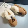 Ante 2026 Bota Corta Cálida Botas de Nieve Mujer Pollo Pequeño Estilo Nuevo Botas de Nieve Botas de Algodón Borlas de Piel Amarillo Fondo Plano Invierno
