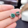 Brincos de Oito Corações e Oito Flechas Totalmente Cravejados com Diamantes Banhados a Pt950 com Moissanita Azul e Verde Simulados para Mulheres Joias para Transmissão ao Vivo de Celebridades da Internet Douyin Kuaishou