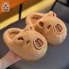 Pantuflas de algodón de invierno para niños con capibara, cálidas y afelpadas, antideslizantes, adecuadas para uso en casa, a juego para padres e hijos, para niños mayores y pequeños, con talón cubierto