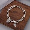 Pulsera de Oso Fresa Dulce y Fresca para Mujer, Moda Retro, Elegante y Única Pulsera para el Día a Día, Accesorio de Mano Versátil de Nicho de Moda