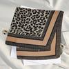 Pañuelo Cuadrado Pequeño de Alta Gama, Pañuelo Paisley para Mujer, Stock Listo Transfronterizo Coreano, Pañuelo Cuadrado con Estampado de Leopardo de Imitación al por Mayor