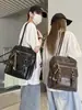 Mochila suave de PU color café rico estilo británico vintage para estudiantes universitarios y parejas, adecuada para un look relajado, para clases y salidas, también se puede usar como bolso de hombro