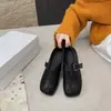 Sapatos femininos de couro de peça única, retrô, confortáveis, versáteis, com sola macia, para o outono de 2026, mocassins de calçar fácil com fivela, estilo britânico, novo estilo