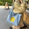 Nova Bolsa de Lona Fofa com Bordado de Flor de Desenho Animado 2026 para Uso Diário Feminino, Estilo Coreano Grande Capacidade Versátil para o Trabalho Ombro