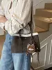 Bolso de mano casual de moda con personalidad, diseño de nicho, bolso de hombro cruzado texturizado, bolso de mujer de moda para el invierno 2026