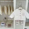 [Roupas Infantis Leen] Design Original Outono e Inverno Jaqueta Feminina de Veludo Kt Off-White, Jaqueta de Algodão Fashion e Estilosa Estilo Coreano