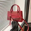 Bolso de diseño de nicho de alta gama para mujer, estilo retro británico, estilo motocicleta, exquisito bolso cuadrado pequeño, bandolera combinable.