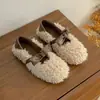 Sapatos de algodão fofos e estilosos estilo coreano para mulheres, nova coleção outono/inverno 2026, com forro de fleece adicionado para aquecimento, apresentando um laço e um design raso e fofo.