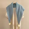 Bufanda chal triangular de punto romántico 100% lana para mujer, versátil para otoño e invierno, con pompones de pelo real, capa de color liso