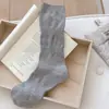 Meias de cano alto estilo floresta para outono e inverno, meias confortáveis de algodão de cor sólida, meias cinzas de cano médio com cós elástico, meias sem costura estilo coreano para mulheres